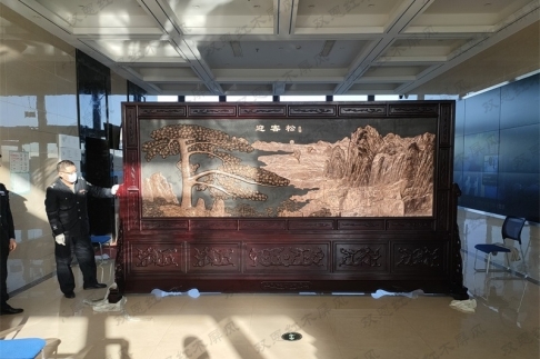 內蒙某單位定做4.2米×2.38米迎客松、長城紫銅浮雕紅木屏風